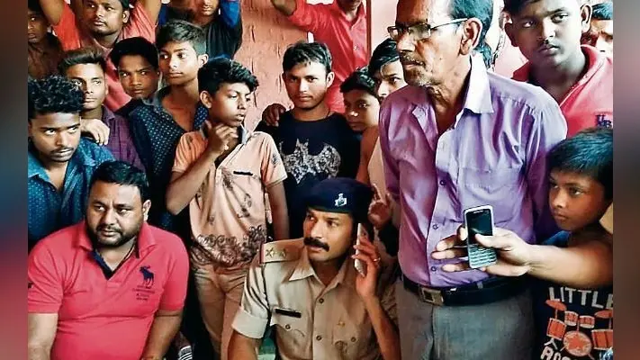 पूर्वी चंपारण : क्लास रूम में चार घंटे बंद रहा छात्र, ग्रामीणों ने निकाला