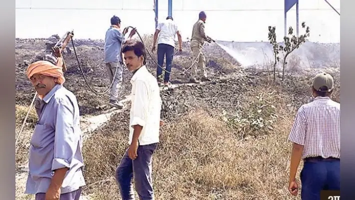 सोनपुर :रेल ट्रैक के पास दोनों तरफ लगी आग, अफरातफरी