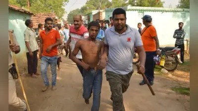 बोकारो में तीन चोर रंगे हाथ गिरफ्तार, पुलिस के सामने लोगों ने नंगा करके पीटा