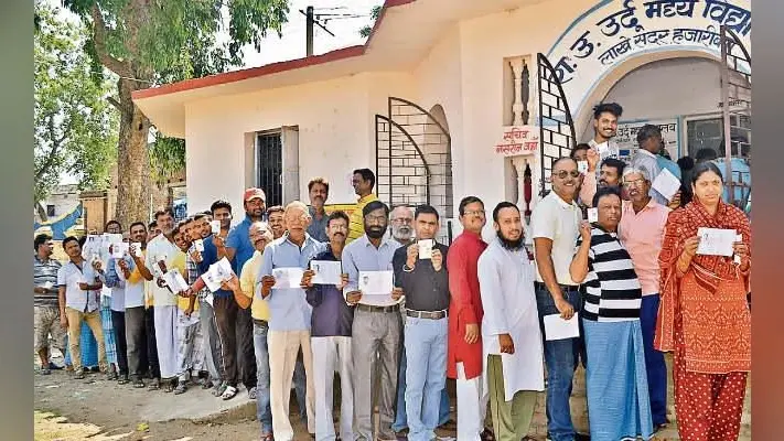 कोडरमा में दोपहर बाद पसर गया सन्नाटा, हजारीबाग में तेज धूप में भी दिखी महिलाओं-पुरुषों की लंबी कतार