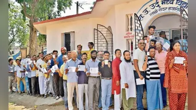 कोडरमा में दोपहर बाद पसर गया सन्नाटा, हजारीबाग में तेज धूप में भी दिखी महिलाओं-पुरुषों की लंबी कतार