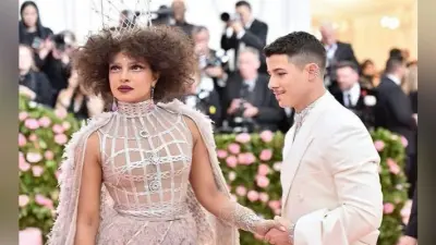 #MetGala2019 : प्रियंका चोपड़ा के बोल्ड मेकअप लुक ने किया हैरान, पति निक संग ऐसे ली इंट्री