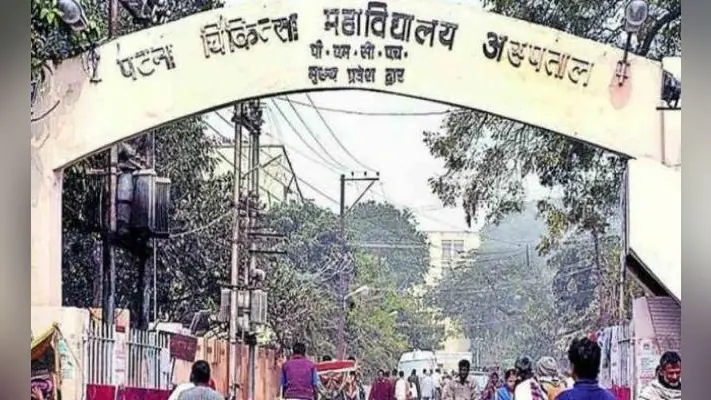 पटना : बैंककर्मी कार में बच्चे को छोड़ खरीदने लगे सब्जी, हुआ बीमार, गर्मी से होने लगी उल्टी, पीएमसीएच में चला इलाज