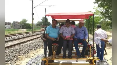 बोकारो : वन विभाग के सीएफ ने लिया रेलवे ट्रैक में निर्माणाधीन अंदरपास व ओवरपास का जायजा