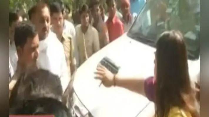 VIDEO: सुल्तानपुर में महागंठबंधन उम्मीदवार से बोलीं मेनका गांधी- यहां दबंगई नहीं चलेगी