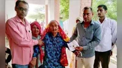 उम्रदराज मतदाताओं ने मतदान करते समय दिखाया युवाओं जैसा उत्साह