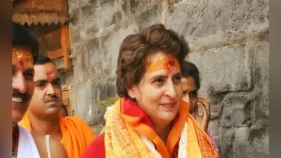 …और जनता से मिलने के लिए बैरिकेड से कूद गईं कांग्रेस नेता प्रियंका गांधी, आप भी देखें वीडियो