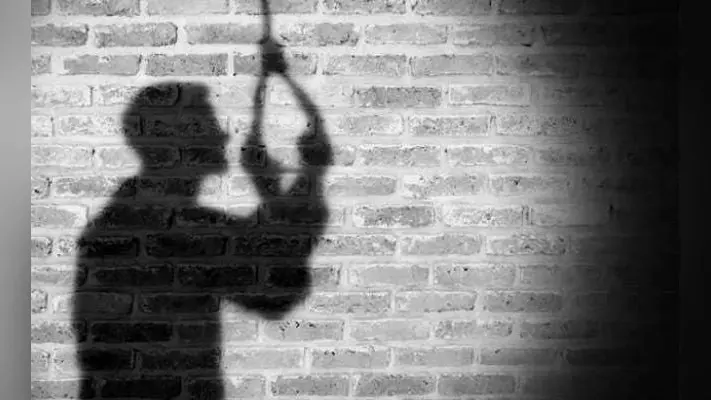प्रेमिका से फोन पर बात करते हुए युवक ने लगायी फांसी