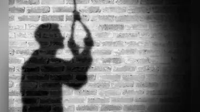 प्रेमिका से फोन पर बात करते हुए युवक ने लगायी फांसी