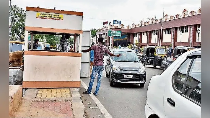 रांची और हटिया रेलवे स्टेशन पर वाहनों से जबरन वसूली कर रहे पार्किंग एजेंट