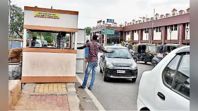 रांची और हटिया रेलवे स्टेशन पर वाहनों से जबरन वसूली कर रहे पार्किंग एजेंट