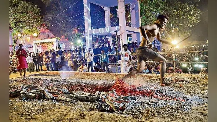 भक्ति की शक्ति : दहकते अंगारों पर नंगे पांव चले श्रद्धालु