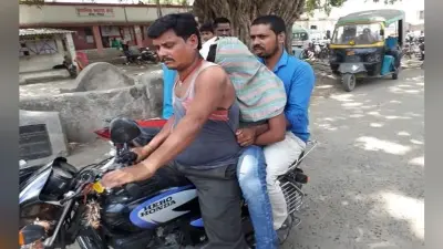 पुत्र के शव को गोद में उठा लगाते रहे गुहार, नहीं मिली एंबुलेंस, तो बाइक पर ले गये घर