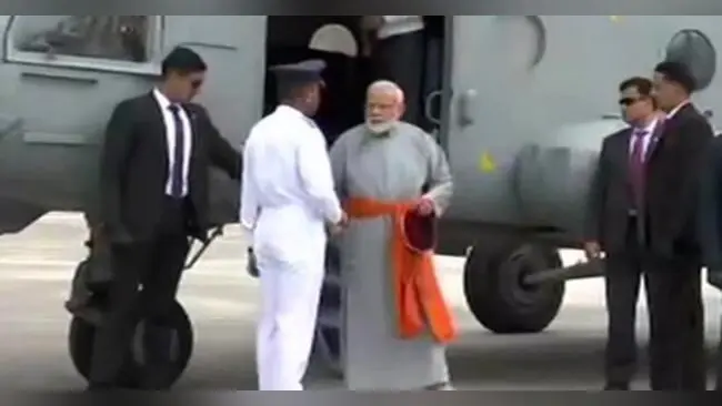 सिर पर टोपी और पहाड़ी ड्रेस में केदारनाथ मंदिर पहुंचे पीएम मोदी