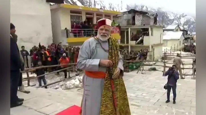 सिर पर टोपी और पहाड़ी ड्रेस में केदारनाथ मंदिर पहुंचे पीएम मोदी