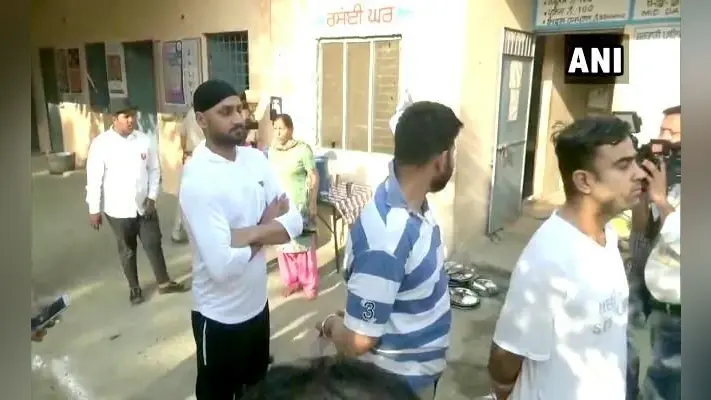 पंजाब के सभी 13 और चंडीगढ़ के एकमात्र संसदीय क्षेत्र में मतदान जारी, लोगों में उत्साह