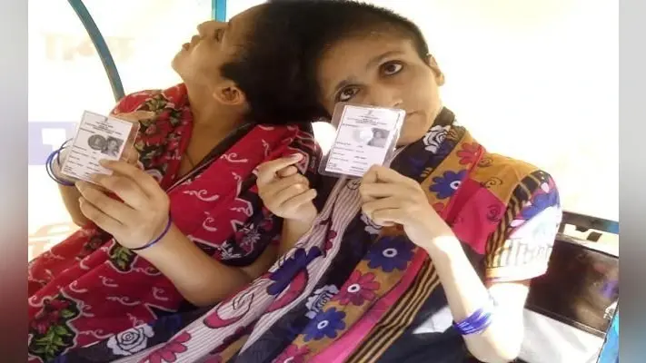 सिर से जुड़ी जुड़वां बहनें सबा और फराह ने वोट डालने के बाद कहा, विकास के लिए किया मतदान