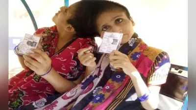 सिर से जुड़ी जुड़वां बहनें सबा और फराह ने वोट डालने के बाद कहा, विकास के लिए किया मतदान