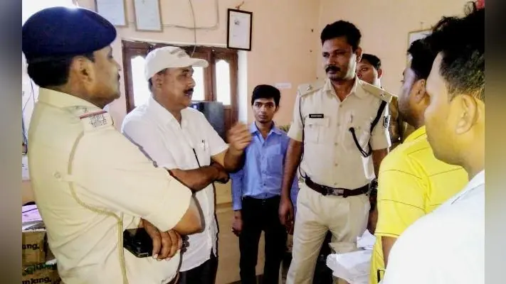 भागलपुर : कर्मियों को कमरे में बंद कर हथियारबंद डकैतों ने बैंक में की लूटपाट, कर्मियों की सूझबूझ से बचा लॉकर