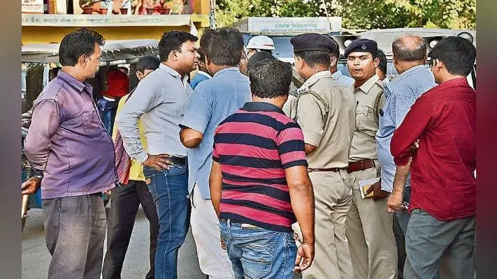 ई-रिक्शा चालक पर कार्रवाई की, तो इंफोर्समेंट टीम से भिड़े ट्रैफिक सिपाही