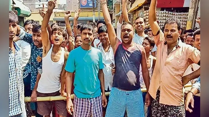 पटना सिटी के वार्ड 57 में 15 दिनों से पानी का संकट, सड़क पर उतरे लोग, लगाया जाम