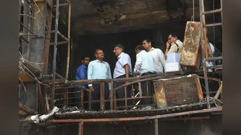 सूरत अग्निकांड : कोचिंग सेंटर का संचालक गिरफ्तार, बिल्डर फरार