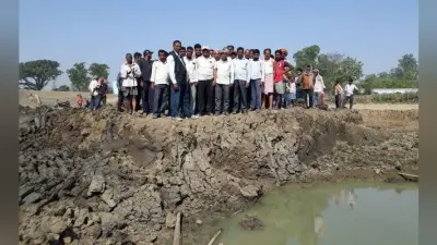 तालाब गहरीकरण में अनियमितता पर कार्रवाई नहीं, ग्रामीणों की फूटा गुस्सा, कार्य को कराया बंद