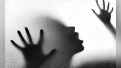 पति को पेड़ से बांध पत्नी से सामूहिक दुष्कर्म