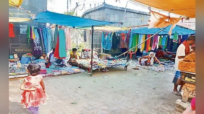 पार्क के मुख्य द्वार पर अतिक्रमण, अंदर भी स्थिति बदतर