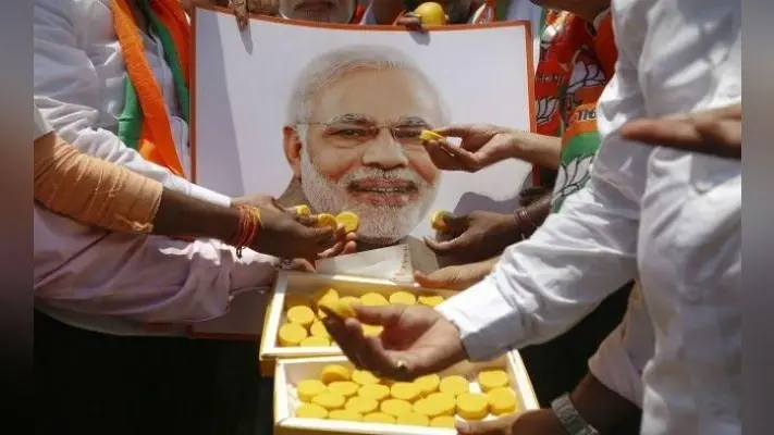 मोदी समर्थकों ने बांटी मिठाई, पिलायी शिकंजी