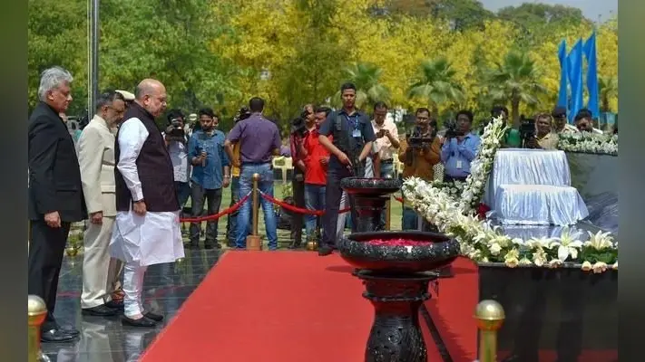 गृहमंत्री अमित शाह पहुंचे राष्ट्रीय पुलिस स्मारक, शहीदों को दी श्रद्धांजलि