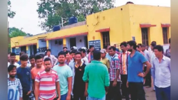 बिजली की मांग को लेकर लोगों ने किया प्रदर्शन