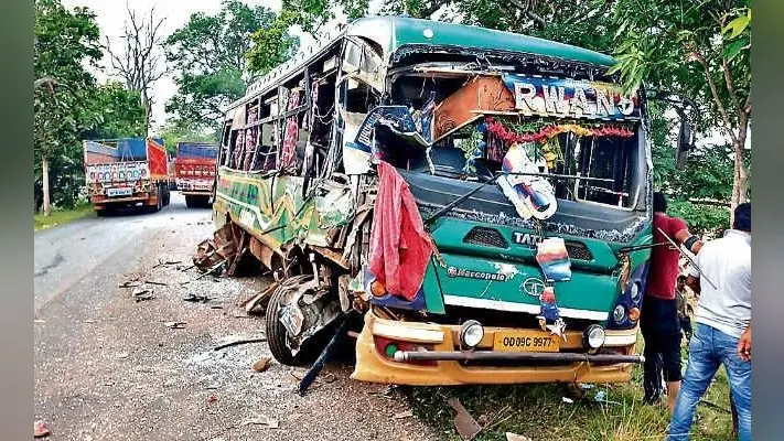 चाईबासा : चलते ट्रक में चालक-खलासी बदल रहे थे सीट, बस से भिड़ंत, 20 घायल