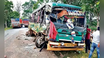 चाईबासा : चलते ट्रक में चालक-खलासी बदल रहे थे सीट, बस से भिड़ंत, 20 घायल