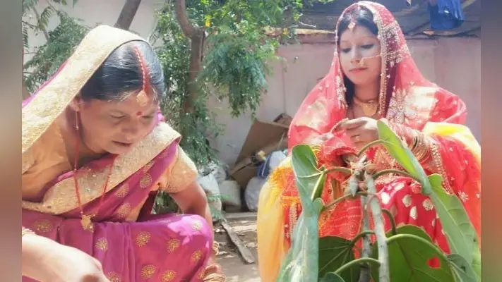 सुहागिनों ने वट सावित्री पूजा कर मांगा अखंड सौभाग्य