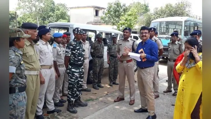 सिमडेगा मंडल कारा में एसडीओ ने की छापेमारी, कैंची व चाकुनुमा सामान मिला