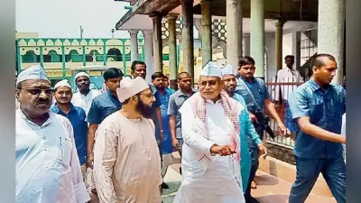 पटना सिटी :सीएम ने चादरपोशी कर मांगी सूबे के विकास की दुआ