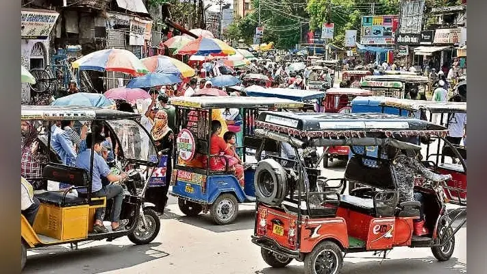 रांची : मेन रोड में ई-रिक्शा लगा रहे जाम, नहीं हो रही कार्रवाई