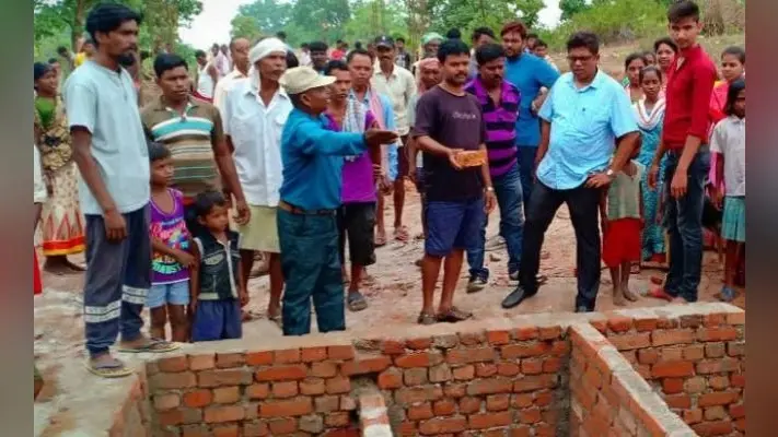 स्वास्थ्य उपकेंद्र निर्माण कार्य में अनियमितता होते देख ग्रामीणों ने रोका काम