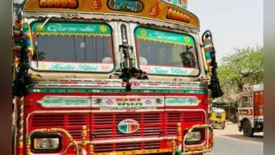 दो छात्राओं को ट्रक ने रौंदा, एक की मौत