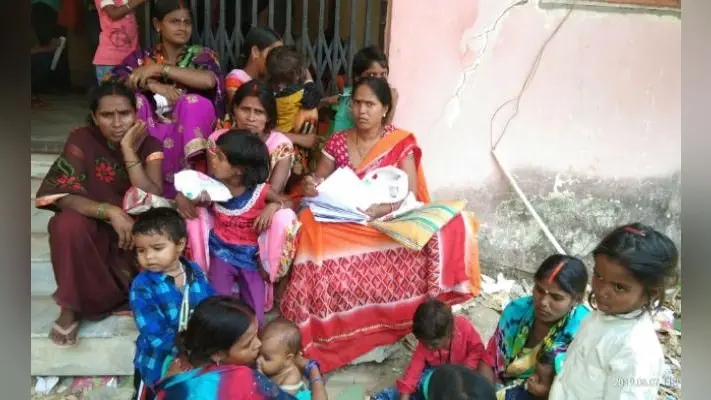 छत्तरपुर : लोगों को आधार कार्ड बनवाने में हो रही परेशानी, लगाने पड़ रहे कार्यालय के चक्कर