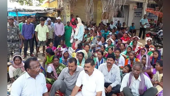 5 महिलाओं की गिरफ्तारी के विरोध में ग्रामीणों के साथ धरना पर बैठे नियेल तिर्की