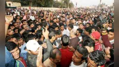 पंचायत प्रधान के घर का घेराव कर तोड़फोड़