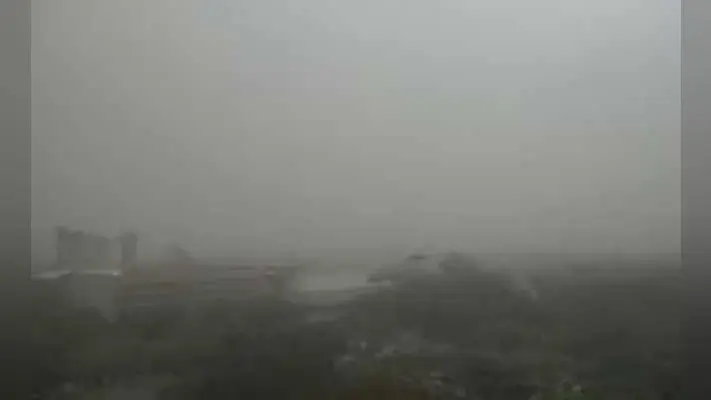 बदला मौसम. धूल उड़ने से परेशान रहे राहगीर