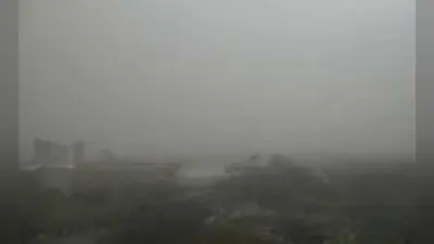 बदला मौसम. धूल उड़ने से परेशान रहे राहगीर