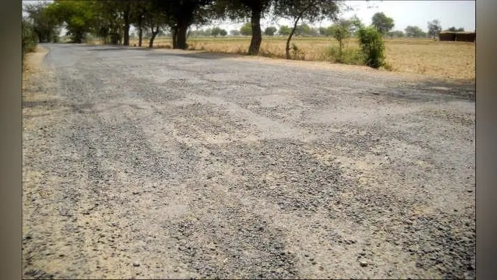 ओवरलोडेड ट्रकों से हाइवे की हालत पस्त