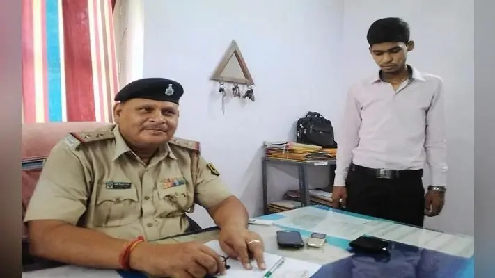 सीवान : फर्जी डीएम चढ़ा हत्थे, रेलकर्मियों पर झाड़ रहा था रौब