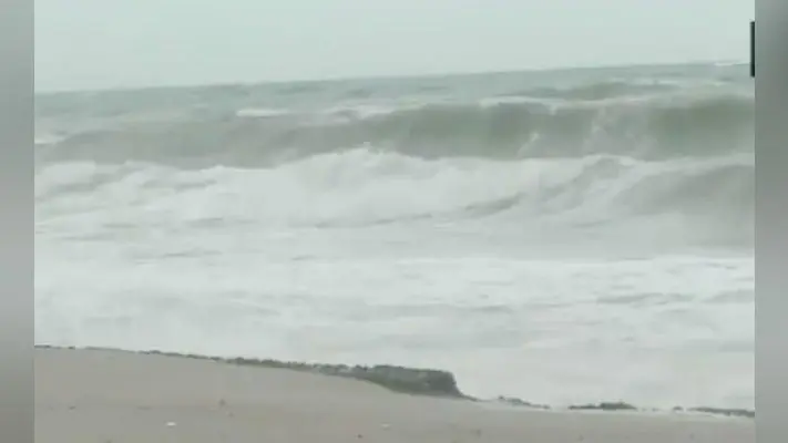 #CycloneVayu गुजरात तट के करीब पहुंचा, 1.6 लाख लोगों को दूसरी जगह भेजा गया, 15 ट्रेनें रद्द