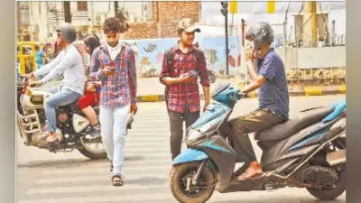 मोबाइल पर नोटिफिकेशन चेक करने के चक्कर में कट रहे दुनिया से