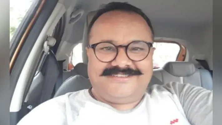 दोस्त से मिलने गांव पहुंचे हास्य कलाकार मनोज टाइगर, प्रशसंकों का प्यार देख गदगद हुए